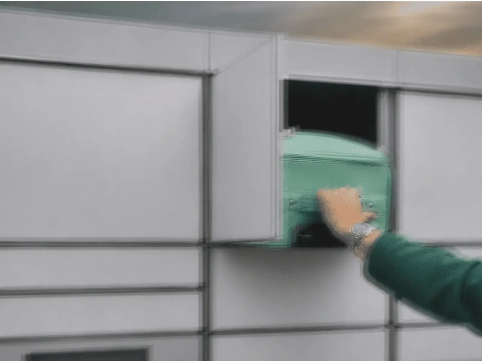Reisender lässt Koffer in Smart-Locker, geht entspannt durch die Stadt